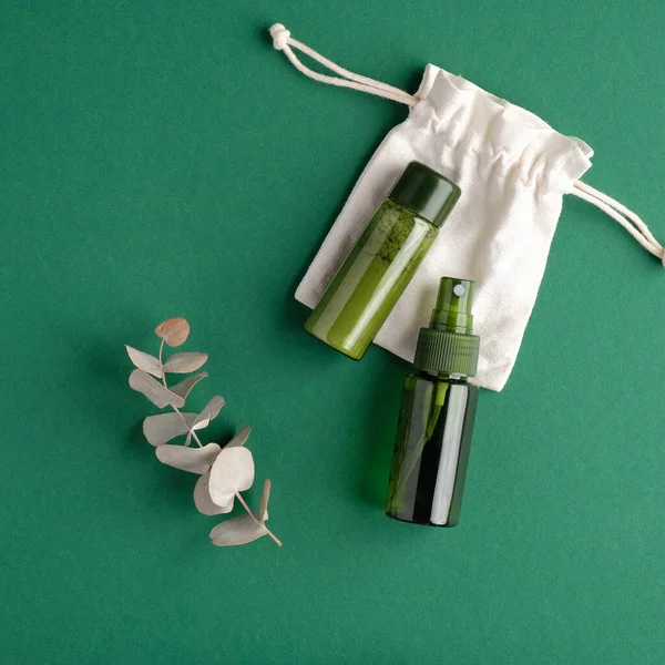 Yeşil arka planda sıfır atık kozmetik ürünü. Doğal organik güzellik ürünü ambalaj tasarımı. Düz yatış, üst görünüm.