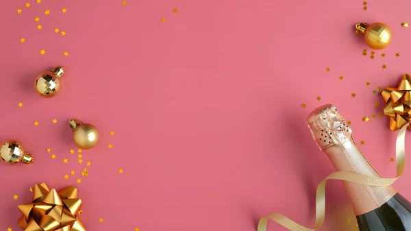 Bouteille Champagne Avec Étoiles Confettis Décorations Boules Dorées Banderole Fête — Photo