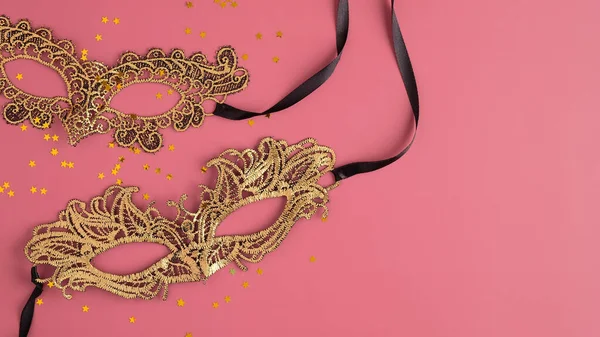Masques Carnaval Doré Confettis Sur Fond Rose Pastel Couché Plat — Photo