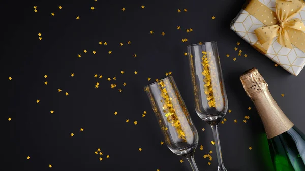 Bouteille Champagne Verres Coffret Cadeau Confettis Dorés Sur Fond Noir — Photo
