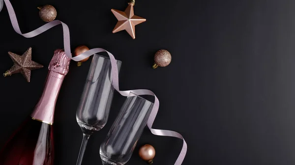 Elégante Composition Noël Bouteille Champagne Avec Verres Vin Décorations Rose — Photo