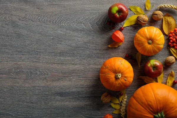Φθινοπωρινή Σύνθεση Κολοκύθες Φθινοπωρινά Φρούτα Ξερά Φύλλα Σκούρο Ξύλινο Τραπέζι — Φωτογραφία Αρχείου
