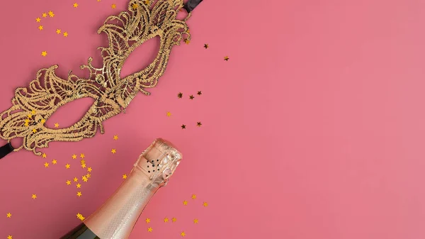Золотая Маска Маскарад Бутылка Шампанского Конфетти Розовом Фоне Копировальным Пространством — стоковое фото