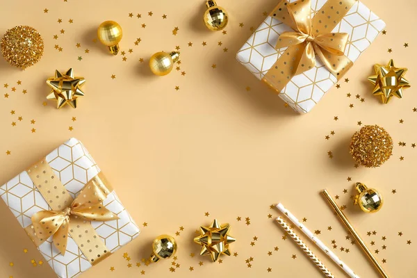 Weihnachtskomposition Rahmen Aus Goldener Weihnachtsdekoration Und Luxus Geschenkboxen Auf Gelbem — Stockfoto