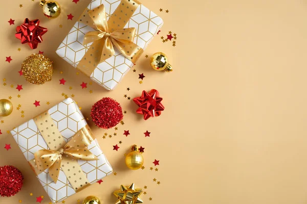 Weihnachtskomposition Geschenkschachteln Mit Goldenen Schleifen Lese Und Kugeldekorationen Konfettisterne Auf — Stockfoto