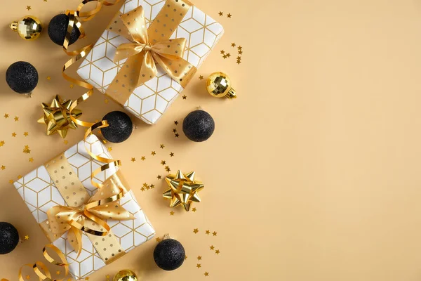 Elegante Weihnachtskomposition Hochwertige Geschenkboxen Goldene Und Schwarze Kugeldekorationen Auf Gelbem — Stockfoto