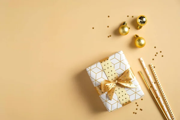クリスマスの構図 ギフトボックス 金色のボールの装飾 黄色の背景にストローを飲む クリスマスパーティー招待状モックアップ — ストック写真