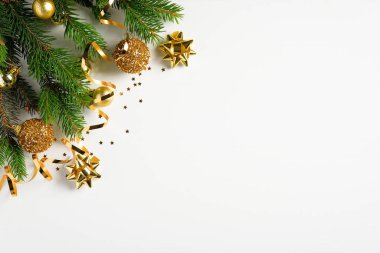 Noel afişi modeli. Firavun ağacı dalı, altın topları ve beyaz zemin üzerindeki kurdeleyi kopyalayarak süsledi. Xmas tebrik kartı, kartpostal şablonu