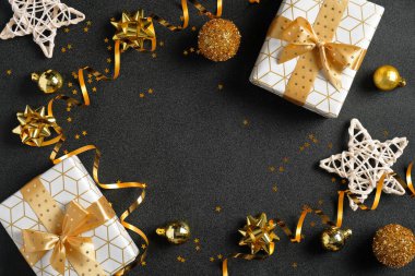 Noel süsleri, balolar, lüks hediye kutuları, koyu arkaplanda kurdele. Düz yerde, üst tarafta. Noel indirimi afişi tasarımı, yeni yıl kartpostal şablonu