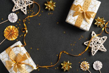 Lüks hediyeler, altın madalyalar, kurdele, yıldızlar, konfeti. Düz yerde, üst tarafta, tepede. Xmas çerçevesi, Yeni Yıl indirimli bayrak tasarımı.
