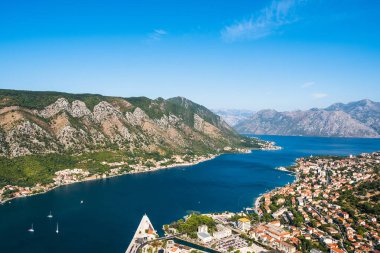 Kotor 'un eski kasabasının panoramik manzarası ve eski şatodan Kotor Körfezi. Balkanlar, Adriyatik denizi, Avrupa.