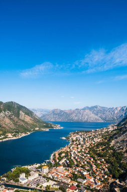 Kotor 'un eski kasabasının panoramik manzarası ve eski şatodan Kotor Körfezi. Balkanlar, Adriyatik denizi, Avrupa.