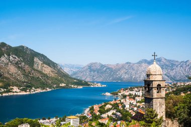 Karadağ 'da Kotor Körfezi. Kotor 'un eski kasaba ve kilise kulesinin panoramik manzarası. Balkanlar, Adriyatik denizi, Avrupa.