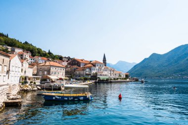 Karadağ 'ın Boka Kotor körfezinde güneşli bir günde liman ve tekneler. Balkanlar, Adriyatik denizi, Avrupa.