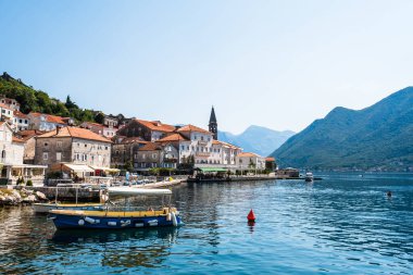 Karadağ 'ın Kotor Körfezi' ndeki eski Perast kasabası. Balkanlar, Adriyatik denizi, Avrupa.