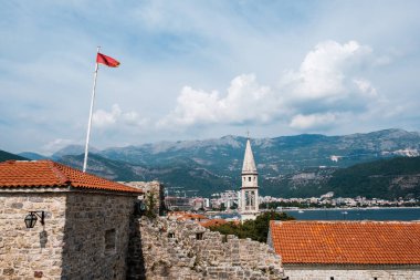 Kırmızı çatıları olan Budva 'nın eski kasabası, kale manzaralı. Karadağ ve Avrupa.