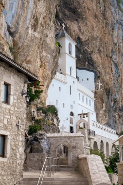 Karadağ 'daki Ostrog manastırı. Kutsal Haç Kilisesi kayalıklarda