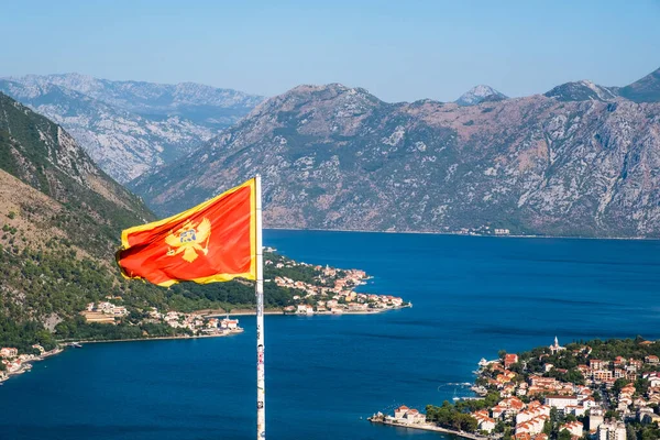 Σημαία Μαυροβουνίου Στον Κόλπο Κοτόρ Βαλκάνια Αδριατική Θάλασσα Ευρώπη — Φωτογραφία Αρχείου
