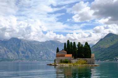 Karadağ 'ın Kotor Körfezi' ndeki Perast kıyısındaki Saint George adası..