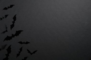 Siyah arka planda yarasaların silueti. Mutlu Cadılar Bayramı afişleri.