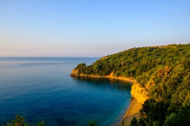 Karadağ 'ın Budva kentindeki Mogren plajı. Balkanlar, Adriyatik denizi, Avrupa.