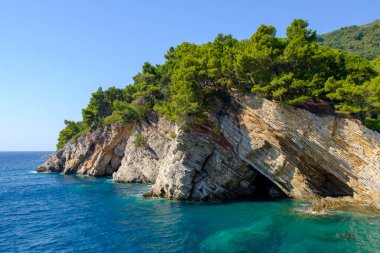 Karadağ 'ın Petrovac kentindeki Castello kalesinden uçurumların manzarası.