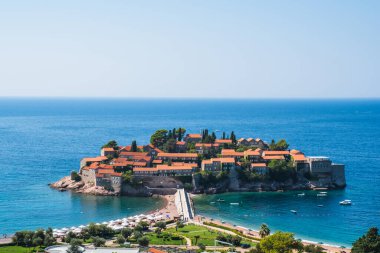 Karadağ 'ın Budva kenti yakınlarındaki Sveti Stefan adası. Yukarıdan görüntüle.