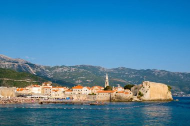 Karadağ 'ın eski Budva kentinde panoramik manzara.