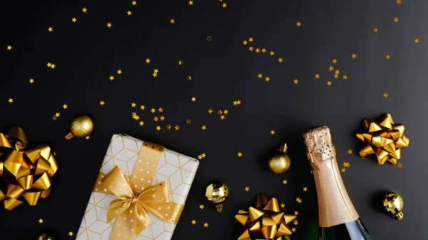 Weihnachts Oder Silvesterfeier Luxus Weihnachtskomposition Mit Champagnerflasche Geschenkbox Goldenen Dekorationen — Stockfoto