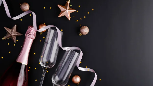 Elégante Composition Noël Avec Bouteille Vin Rose Verres Champagne Décorations — Photo