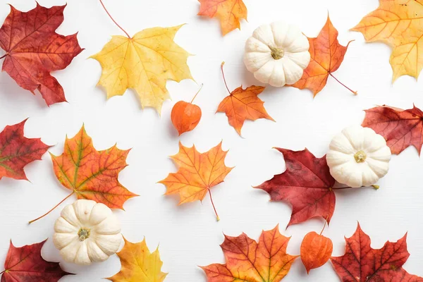 Composição Outono Folhas Bordo Coloridas Abóboras Mesa Branca Fundo Sazonal — Fotografia de Stock