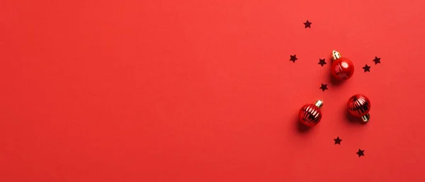 Modèle Bannière Noël Boules Rouges Décoration Confettis Sur Fond Rouge — Photo