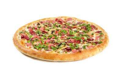 İtalyan klasik orijinal pizzası beyaz arka planda izole edilmiş.