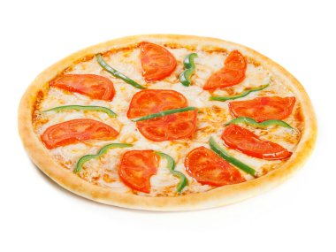 Beyaz arka planda domates ve dolmalık biberli pizza.