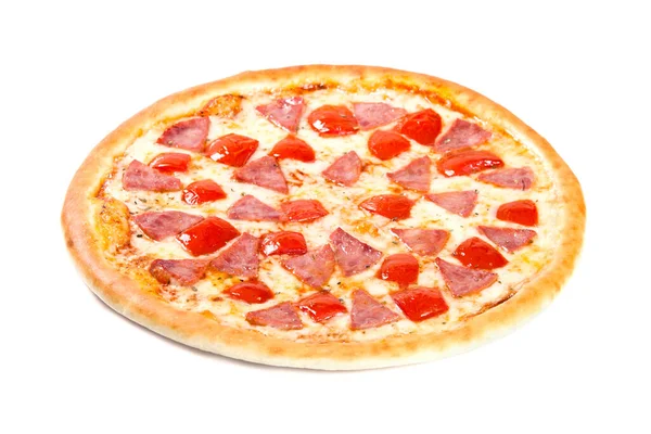 Пицца с ветчиной и помидорами изолированы на белом фоне — стоковое фото
