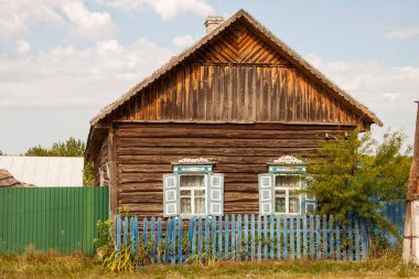 Dekoratif panjurlu köyde eski bir ev.