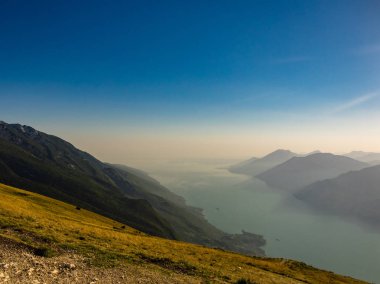 Garda Gölü ve Garda Monte Baldo çevresi, Veneto, İtalya görüldüğü gibi Dağları