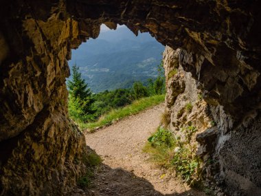 Tünel çıkış yolu 52 tüneller üzerinde Pasubio massif Veneto, İtalya.