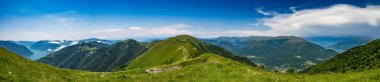 Monte Galbiga, Como Gölü, Lake Lugano ve Monte Tremezzo, Lombardiya, İtalya dan görüldü olarak çevredeki dağların panoramik manzaralı