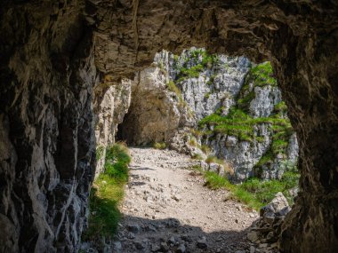 Tünel çıkış yolu 52 tüneller üzerinde Pasubio massif Veneto, İtalya