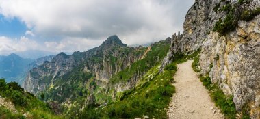 Görünüm yol inşaatı 52 tüneller Hiking Trail, Veneto, İtalya