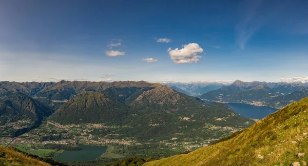 Monte Grona ve Monte Galbiga, Lombardiya, İtalya dan görüldü olarak çevredeki dağların panoramik görünümü