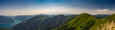 Monte Tremezzo, Lombardiya, İtalya'dan bakıldığında Monte Galbiga ve Como Gölü'nün panoramik manzarası