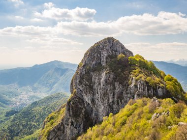 Corni di Canzo ve şehir Canzo arka planda, Lombardiya, İtalya