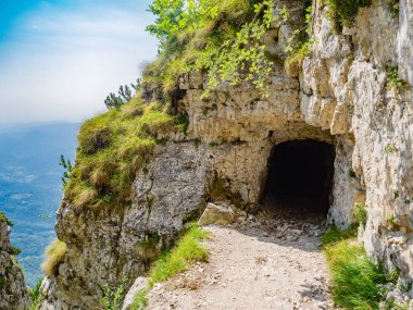 Tünel çıkış yolu 52 tüneller üzerinde Pasubio massif Veneto, İtalya.