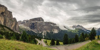 Marmolada ve Sella Pass grubundan Sella görünümünde bulutlu gün, Dolomites, İtalya