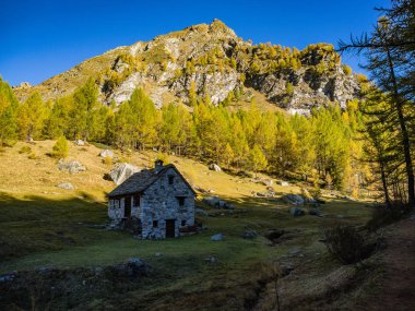 Crampiolo Alpe Veglia ve Alpe Devero Tabiat Parkı, Piedmont, İtalya için yol hiking
