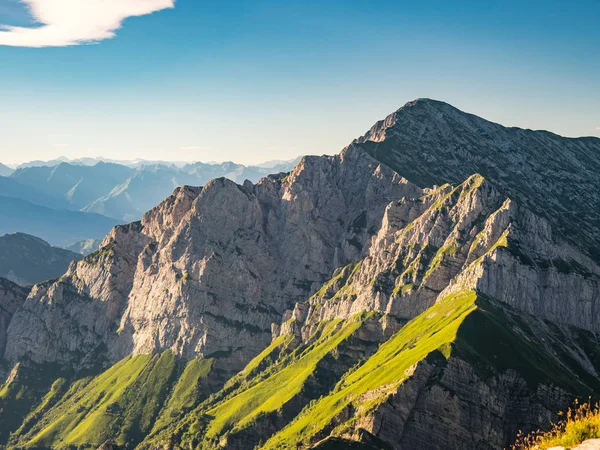 Grigna Settentrionale Zirvesi ve Lugano prealps Grigna Meridionale haliyle arka planda Zirvesi, Lombardiya, İtalya