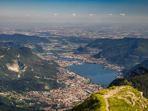 Padan düz ve şehir Lecco Grigna Meridionale Zirvesi, Lombardiya, İtalya dan görüntüleyin
