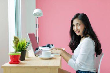 genç bilgisayar masa başında çalışma güzel